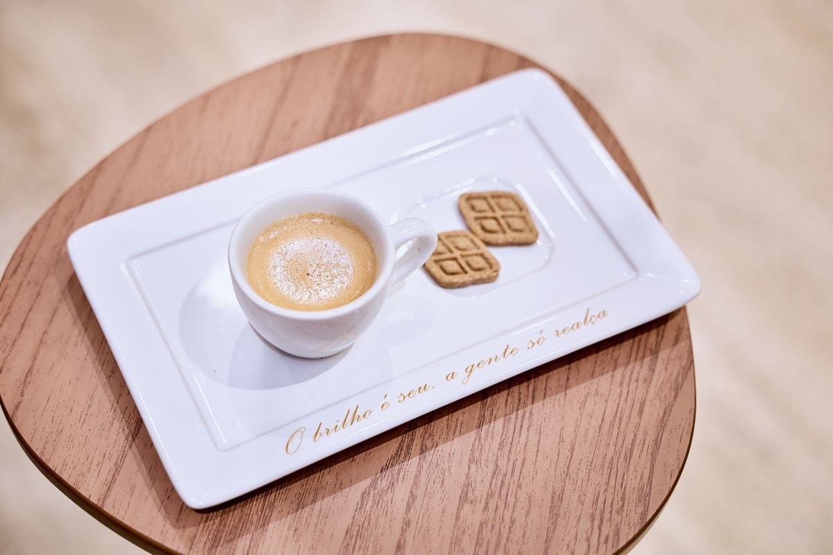 Café servido na Zay com a frase o brilho é seu