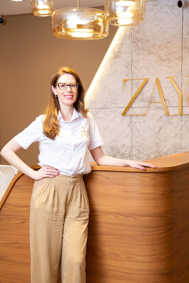 Thais, hostess da Zay